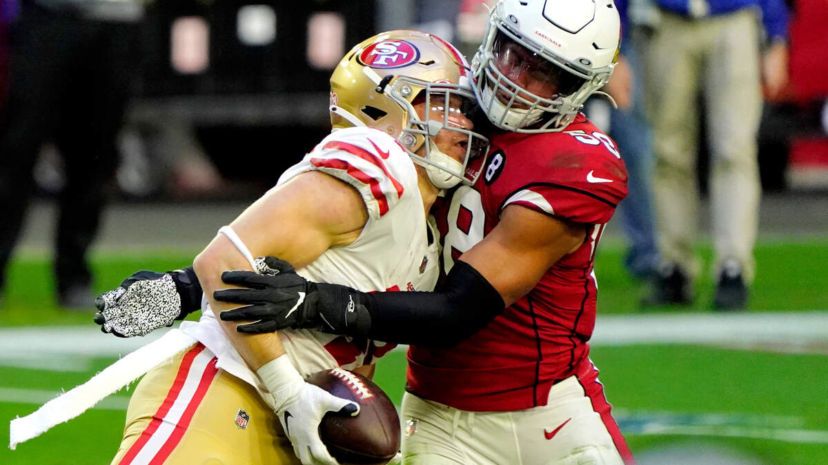 San Francisco fullback Kyle Juszczyk makes a catch as Arizona linebacker Jordan Hicks delivers a hit Saturday.