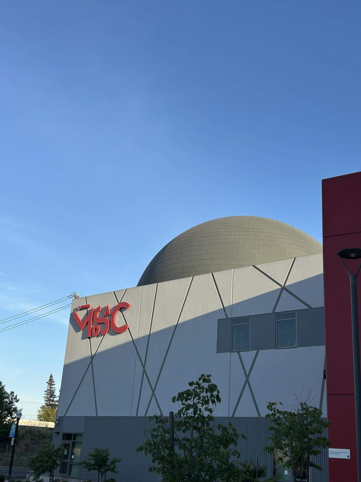 Sacramento Bee reporter Veronica Fernandez-Alvarado visited the SMUD Museum of Science and Curiosity’s Pink Floyd laser light show on a budget.