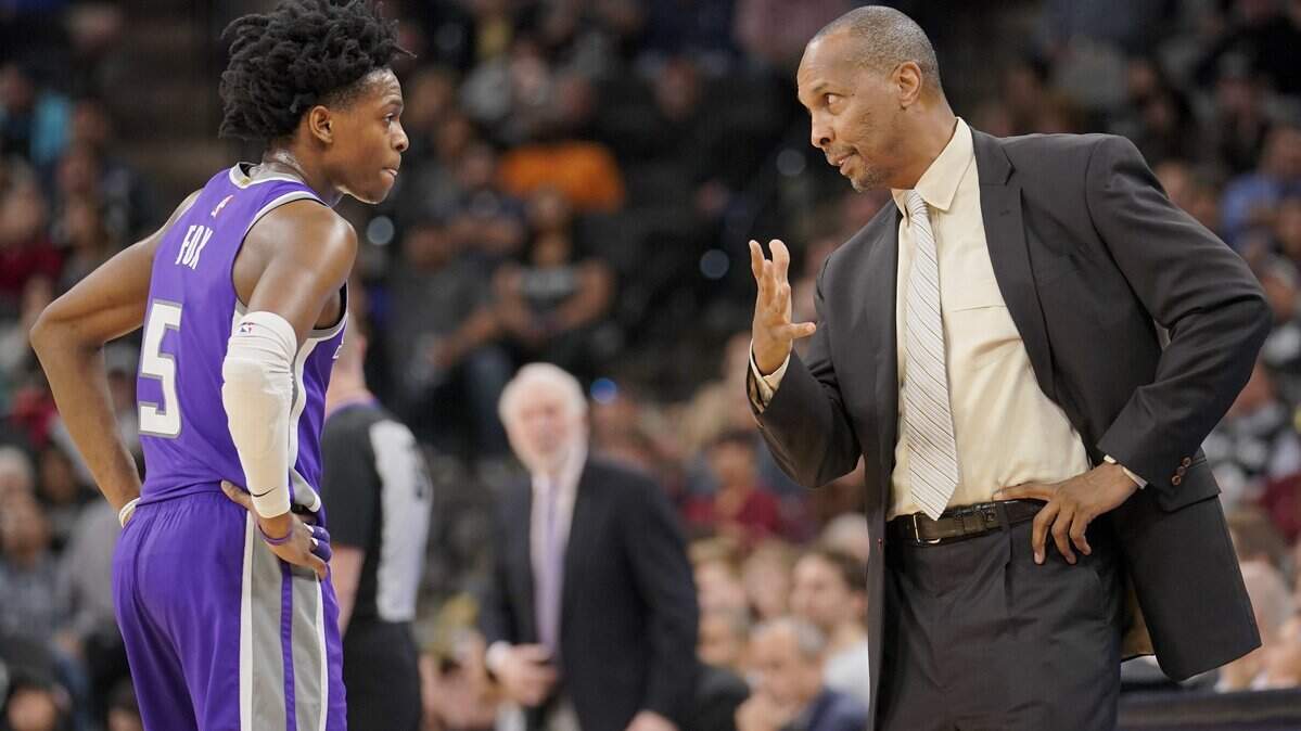 Sacramento Kings assistant coach Elston Turner, right, talks to Kings guard De’Aaron Fox on Jan. 28, 2018, in San Antonio.