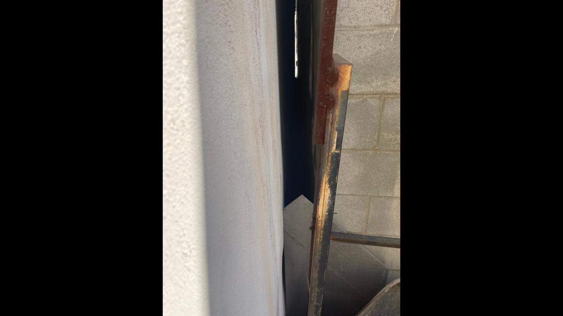 The crack where the dog got trapped between two buildings.