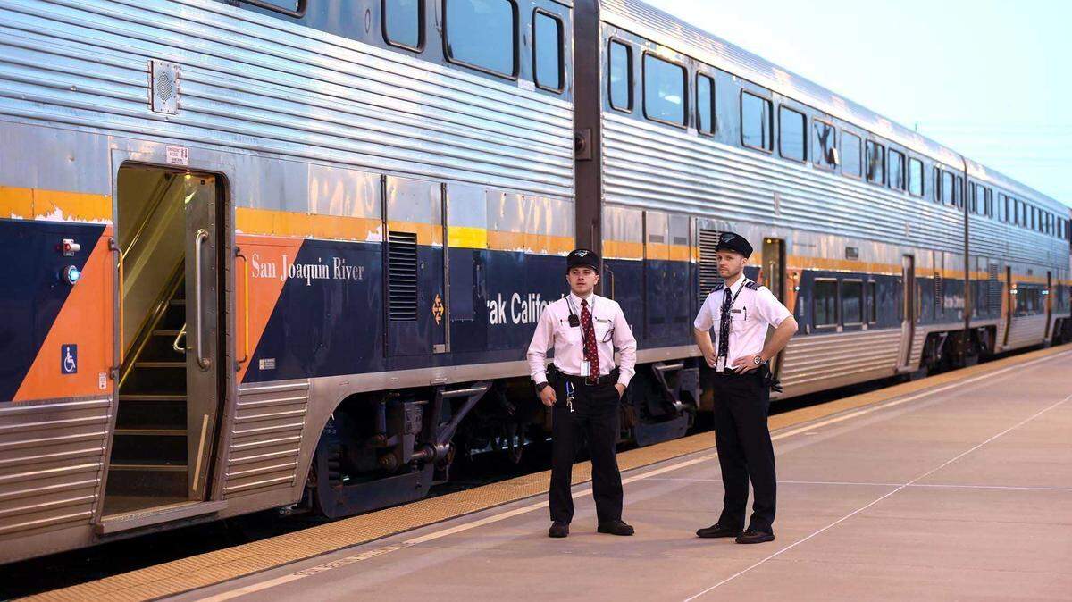Personal de Amtrak en la estación de tren de Modesto, en 2018.