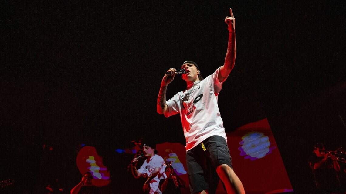 El artista mexicano número 1 en streaming deslumbra en Sacramento. Ve fotos y video