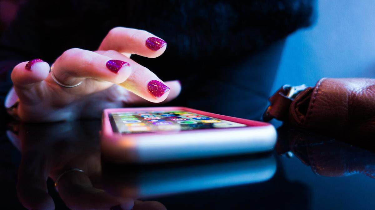 After a stranger entered her car, an Oregon woman called 911 on her cellphone and hid it in her purse, officials said.