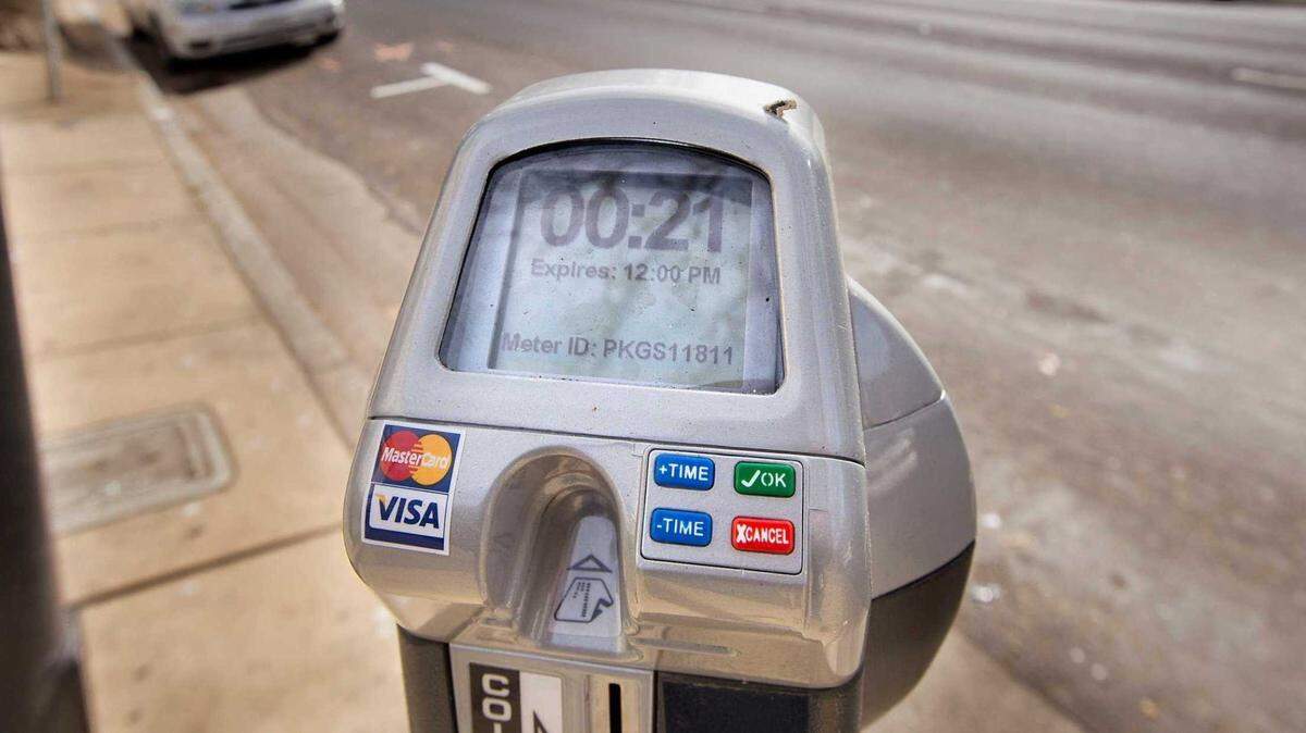 A parking meter operates near Sacramento’s City Hall in 2014. Police are seeking the public’s help amid a wave of parking meter vandalism that has cost the city $400,000 in repairs and $15,000 in stolen revenue.