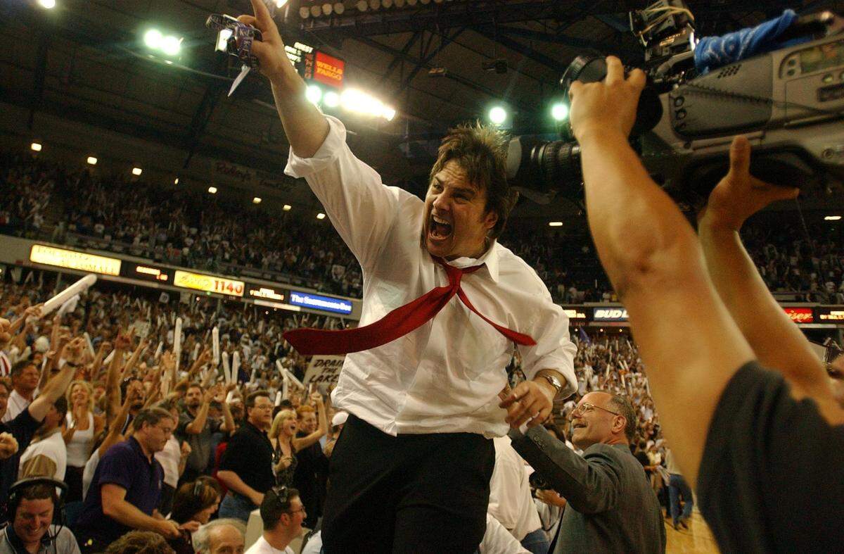 Gavin Maloof stands on the scorer’s table after the Sacramento Kings beat the Los Angeles Lakers in Game 5 of the NBA Western Conference Finals at Arco Arena, Monday, May 28, 2002.