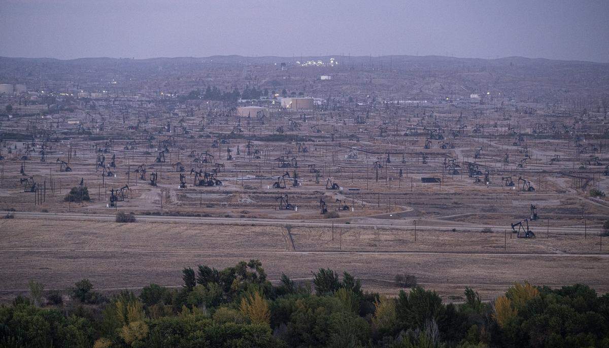 A view of the Kern River Oil Field from Panorama Park in Bakersfield earlier this month. 