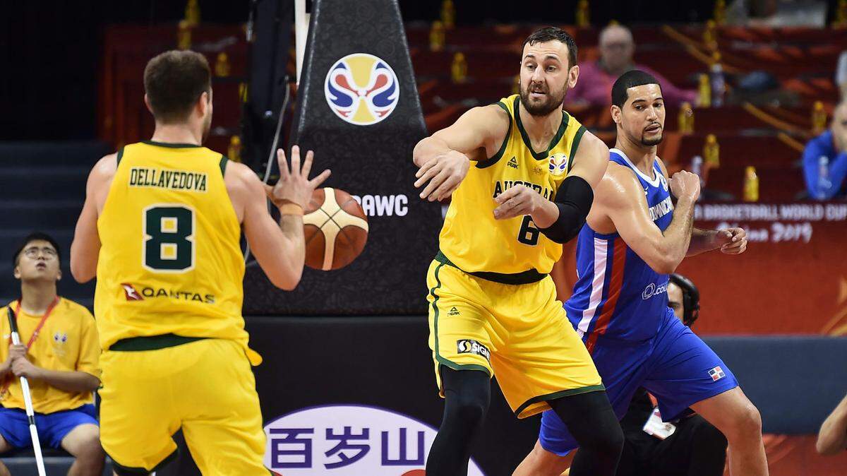 Andrew Bogut of Australia, right, passes to teammate Matthew Dellavedova during their second round basketball game against the Dominican Republic in the FIBA Basketball World Cup in Nanjing in eastern China’s Jiangsu province, Saturday, Sept. 7, 2019. (AP Photo)