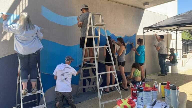 New Dry Creek Conservancy mural in Roseville celebrates returning Chinook salmon