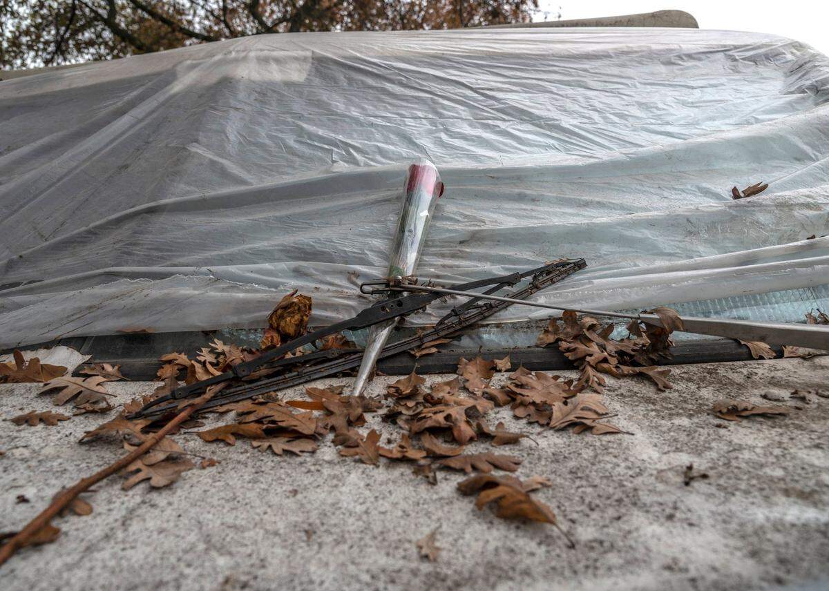 A rose wrapped in plastic remains on top of an RV along Lathrop Way in Sacramento on Monday, Dec. 6, 2021, that belonged to Larry Jankiewicz, who died on May 23. Jankiewicz was known to protect the homeless woman in the encampment and several said they felt safe with him there.