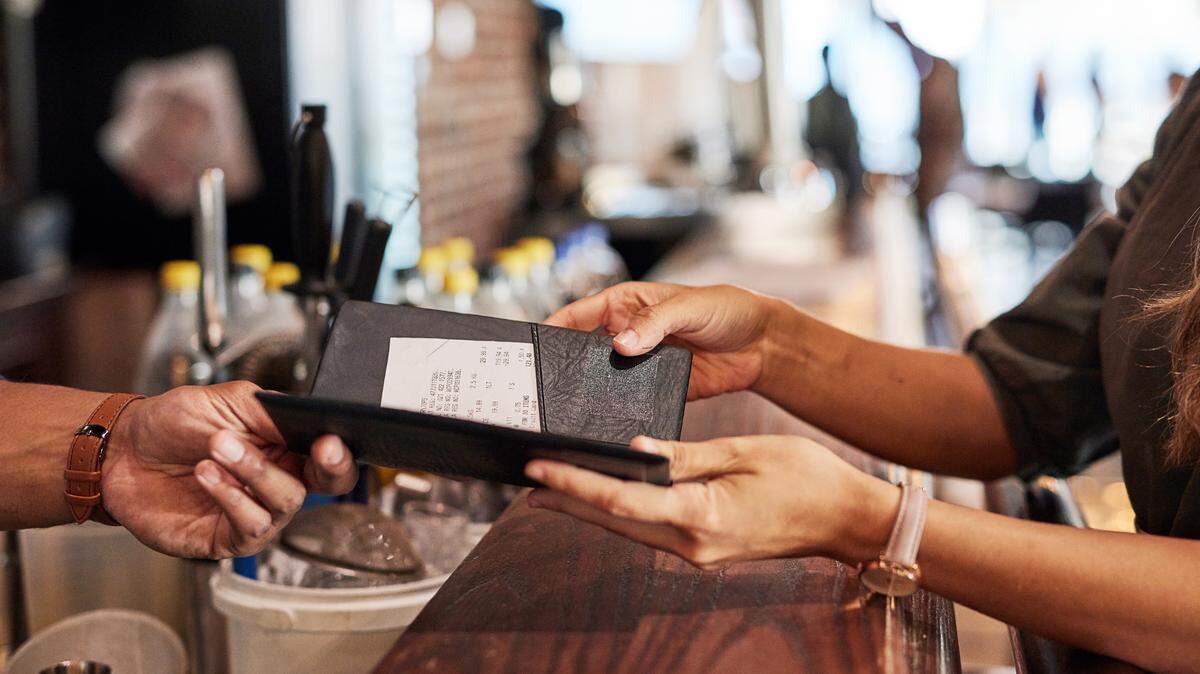New California law bans hidden restaurant fees. Will that end mandatory tips for big groups?