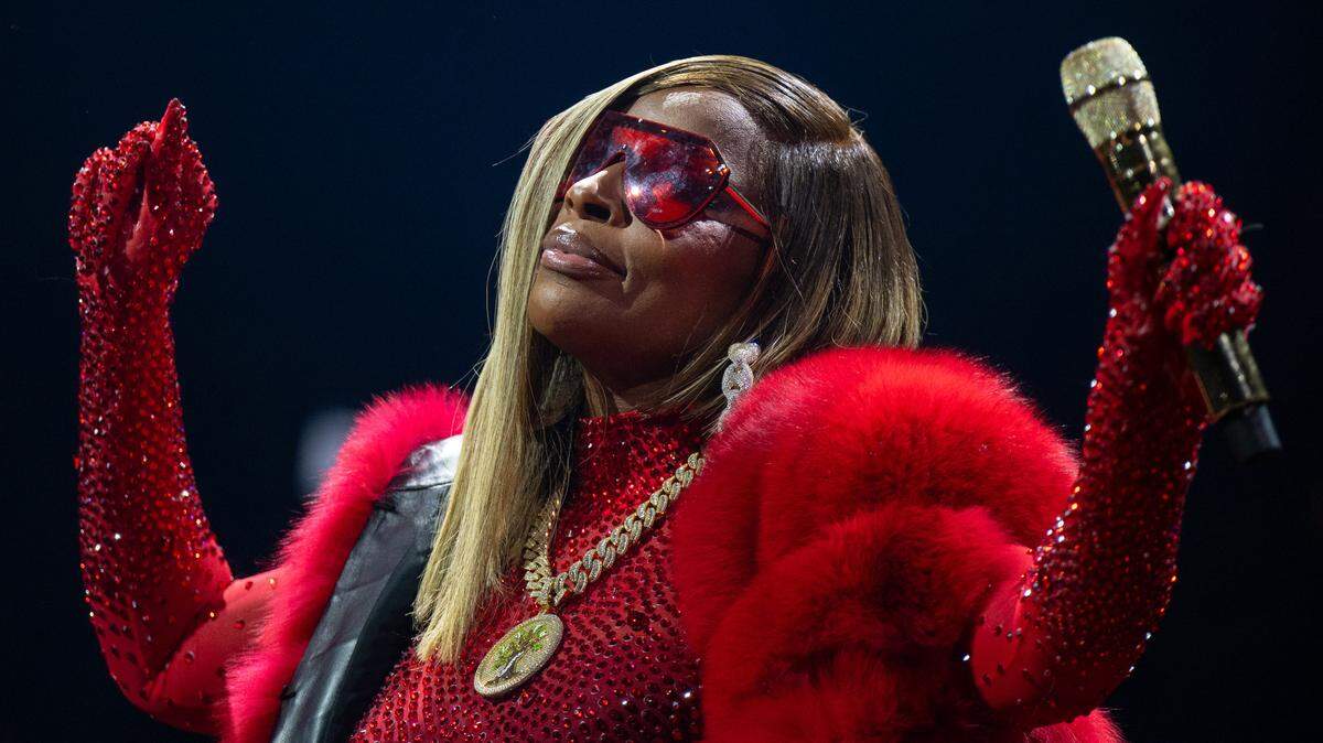 Hip-hop soul singer Mary J. Blige performs at Golden 1 Center on Saturday.