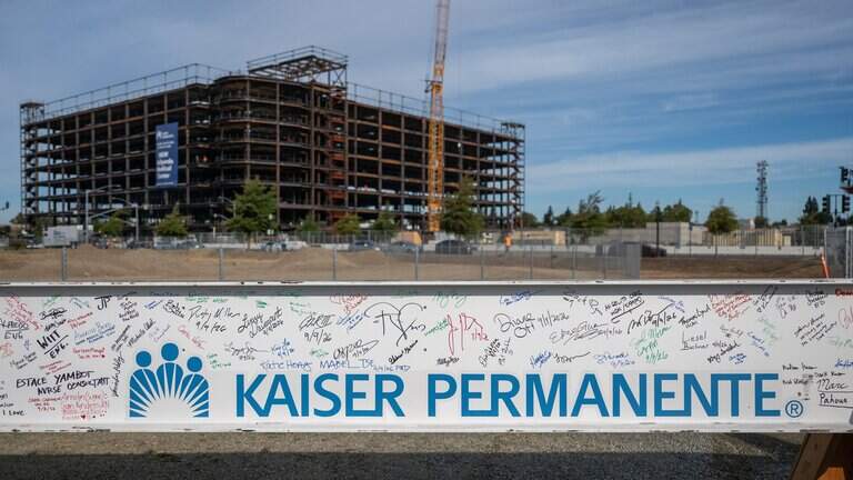 Kaiser places final beam atop Railyards hospital. ‘The momentum’s building’