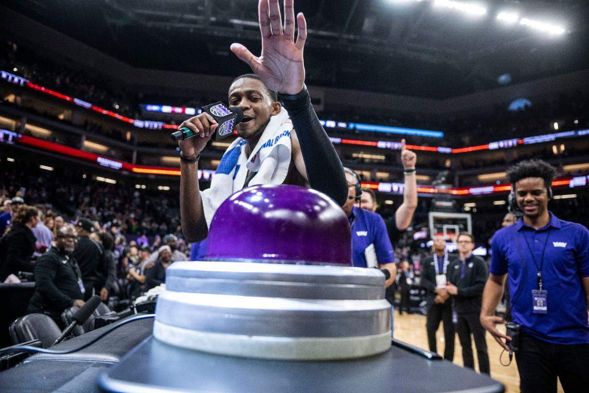 Sacramento Kings guard De’Aaron Fox (5) lights the beam at the Golden 1 Center in Sacramento after a 126-125 victory against the Utah Jazz on Friday, Dec. 30, 2022 during an NBA basketball game.