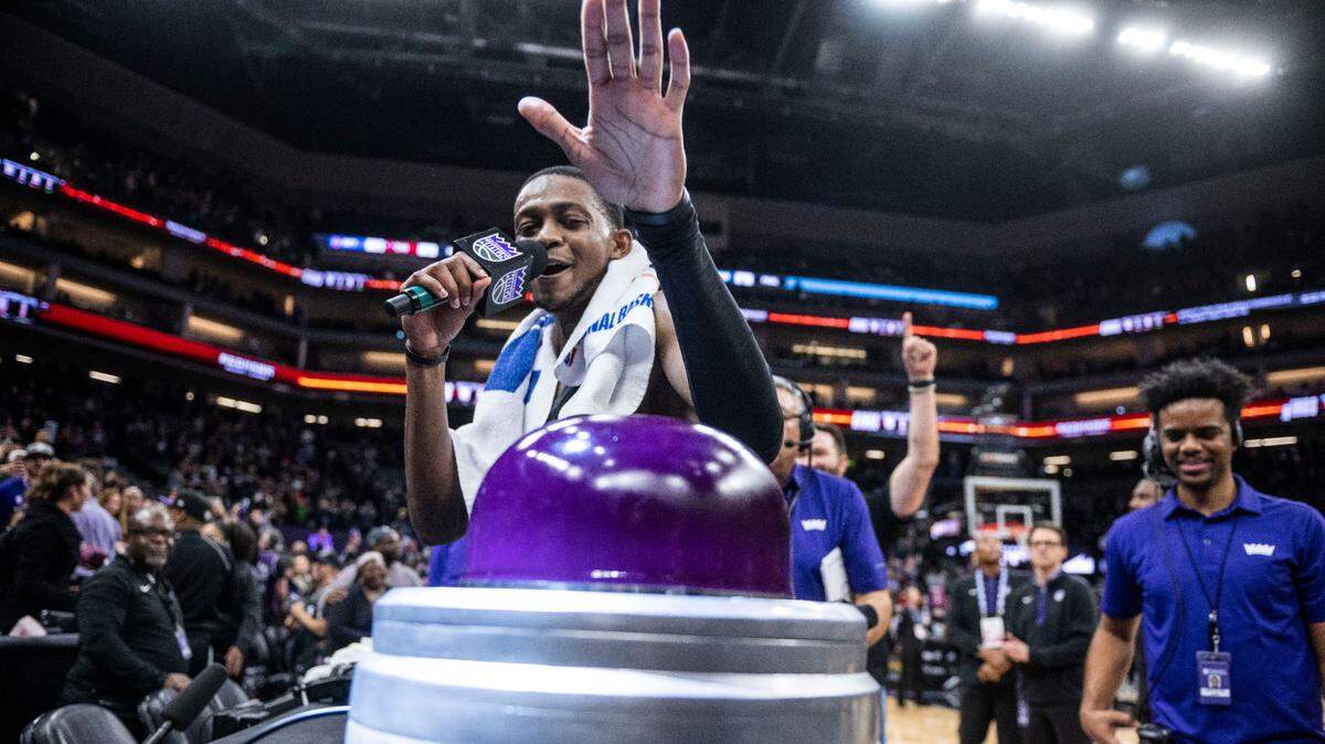 Sacramento Kings guard De’Aaron Fox (5) lights the beam at the Golden 1 Center in Sacramento after a 126-125 victory against the Utah Jazz on Friday, Dec. 30, 2022 during an NBA basketball game.