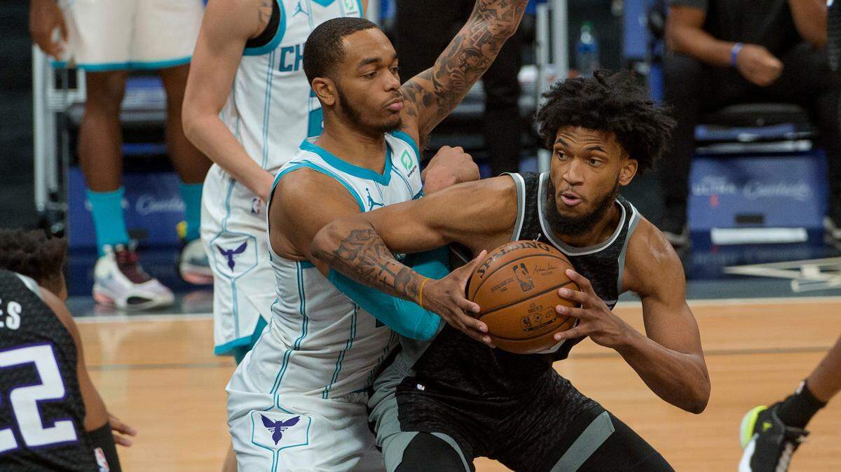 Charlotte Hornets forward P.J. Washington, center, defends Sacramento Kings forward Marvin Bagley III (35) during the second half of an NBA basketball game in Sacramento, Calif., Sunday, Feb. 28, 2021. The Hornets won 127-126. (AP Photo/Randall Benton)