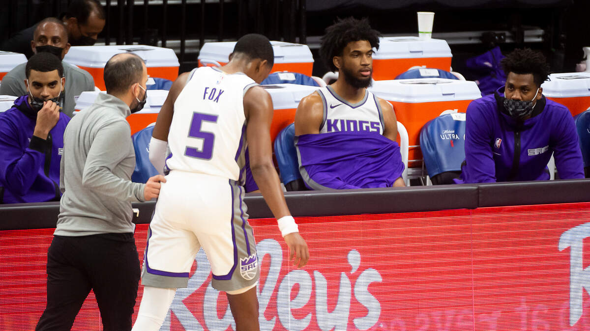 Sacramento Kings guard De’Aaron Fox (5) leaves the game after sustaining a right hamstring injury against the Chicago Bulls at Golden 1 Center on Wednesday, Jan. 6, 2021 in Sacramento.