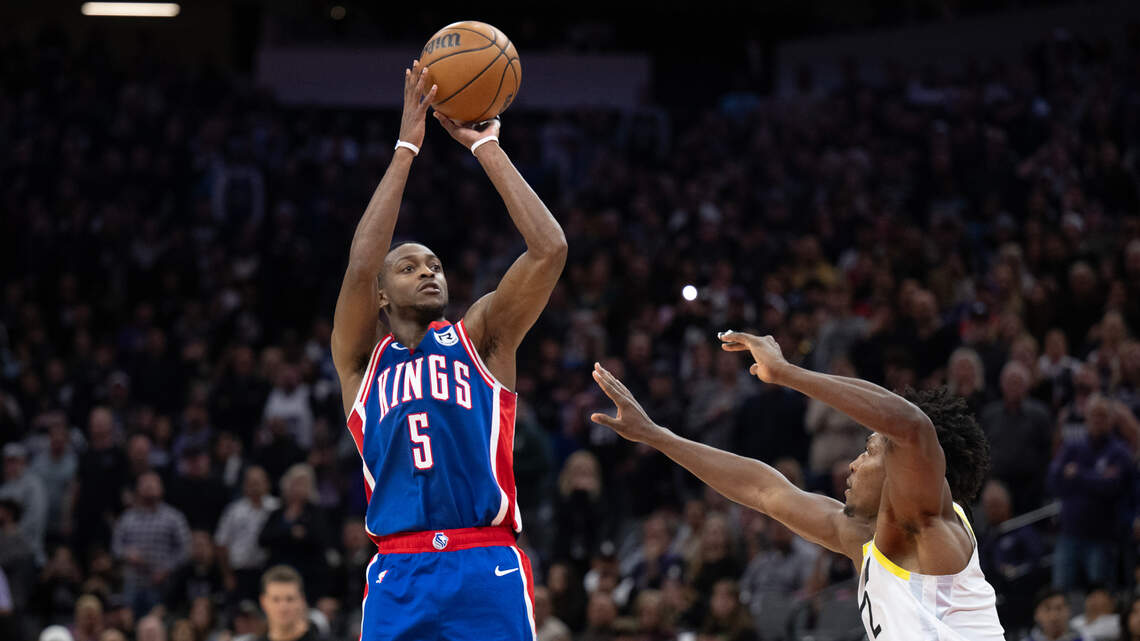 De’Aaron Fox drops more than 100 points in 2 days, leading short-handed Kings past Jazz