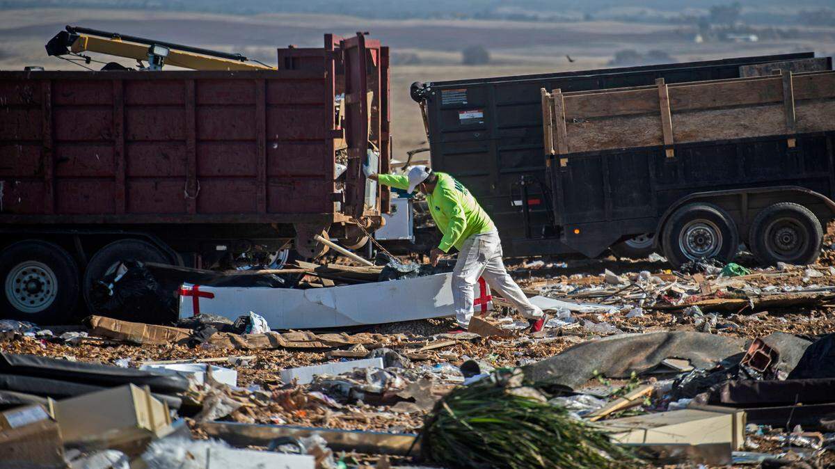 A man dumps trash at Kiefer Landfill in Sloughhouse in December 2020. On Wed., April 29, the U.S. Environmental Protection Agency fined Sacramento County for failing to capture cancer-causing air pollutants from Kiefer Landfill.