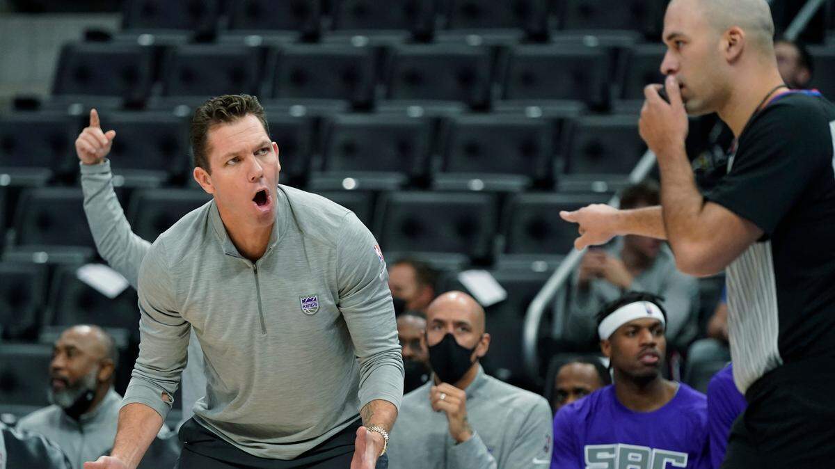 Sacramento Kings head coach Luke Walton disputes a call with referee Brandon Adair during the second half of an NBA basketball game against the Detroit Pistons, Monday, Nov. 15, 2021, in Detroit. (AP Photo/Carlos Osorio)