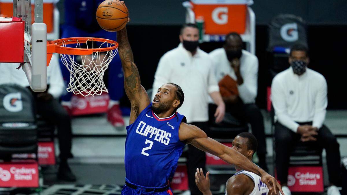 Los Angeles Clippers forward Kawhi Leonard (2) dunks the ball during the first quarter of an NBA basketball game Wednesday, Jan. 20, 2021, in Los Angeles. (AP Photo/Ashley Landis)