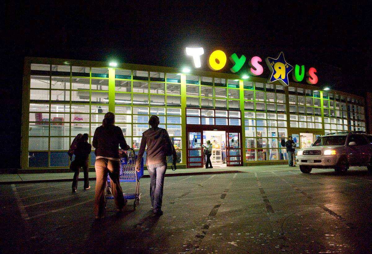 Sacramento shoppers take advantage of the Black Friday sales at Toys “R” Us on Arden Way in Sacramento at 7 a.m. in 2009.
