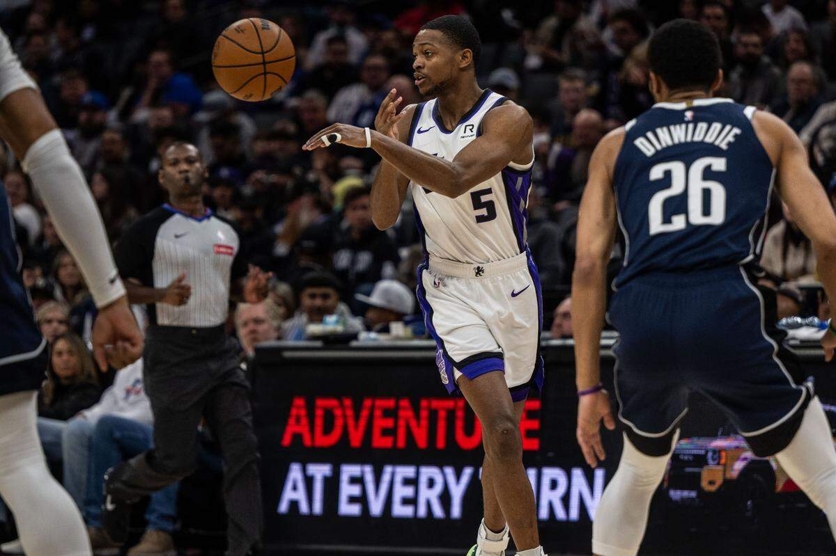 Sacramento Kings guard De’Aaron Fox (5) makes a pass during an NBA game against the Dallas Mavericks on Monday, Dec. 30, 2024, at Golden 1 Center.