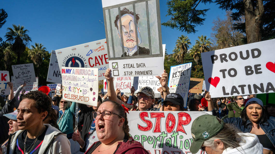 “Estoy aquí porque estoy enojado”. Cientos de personas protestan contra Trump y Elon Musk en el Capitolio de California