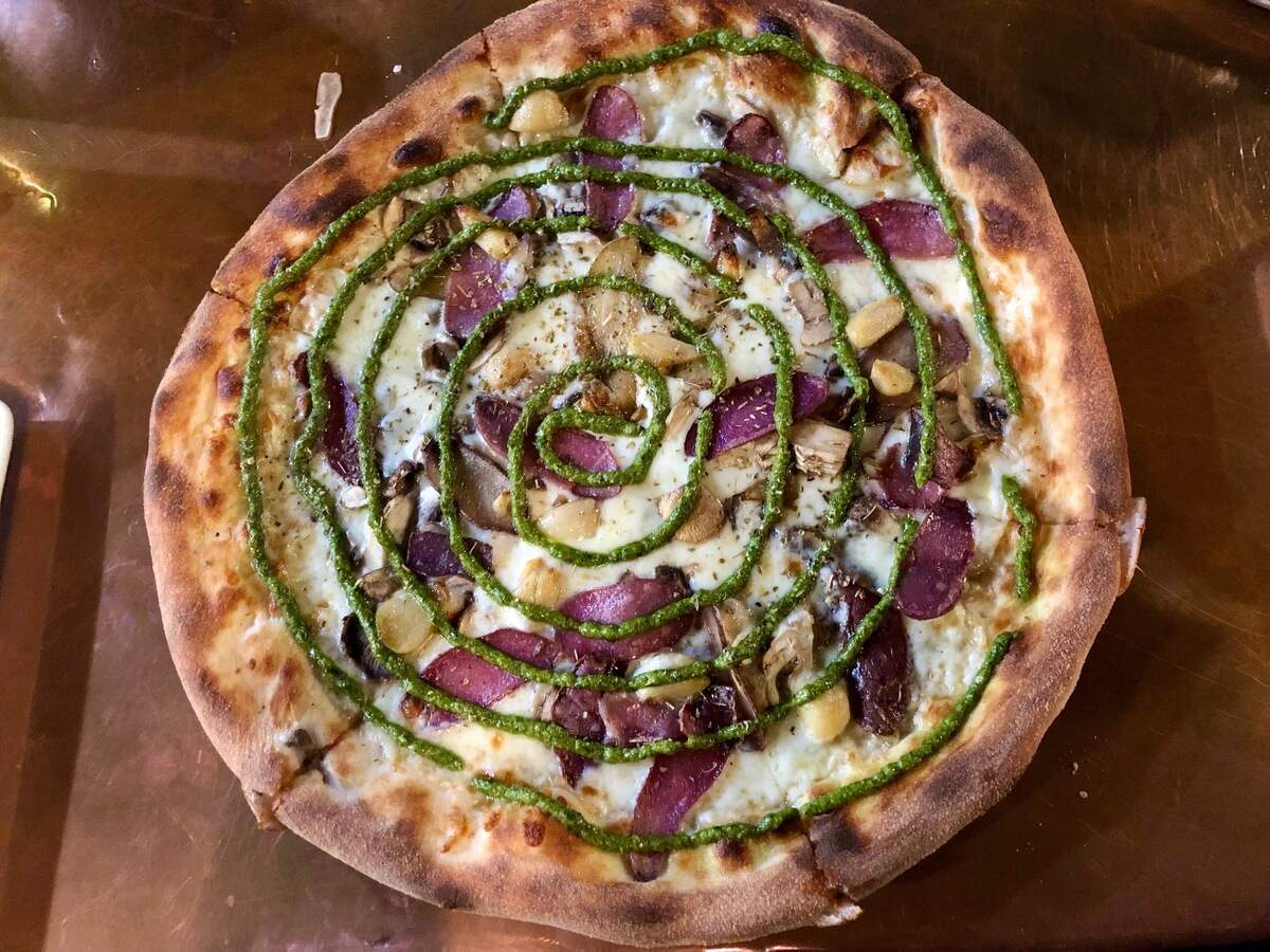 Anonimo’s pies combine New York and Neapolitan styles, but don’t adhere to any particular style, allowing for pizza innovation.