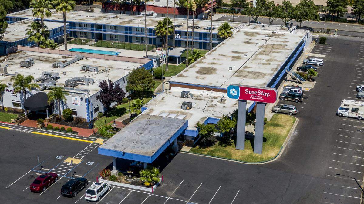 A drone photo from 2020 shows the SureStay Plus Hotel on Canterbury Road in Sacramento’s Woodlake neighborhood. The site was one of three motels used to shelter homeless families during the city’s pandemic-era motel shelter program, which is now under scrutiny following a critical city audit.