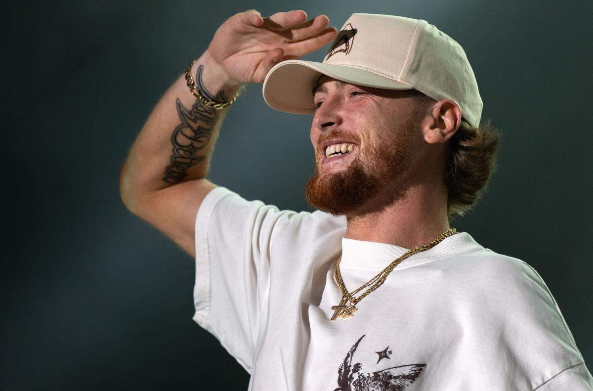 Bailey Zimmerman salutes the audience at the GoldenSky Country Music Festival at Discovery Park in Sacramento in 2024. The country music singer will perform at Country in the Park at Cal Expo in Sacramento on Friday, May 16, 2025.