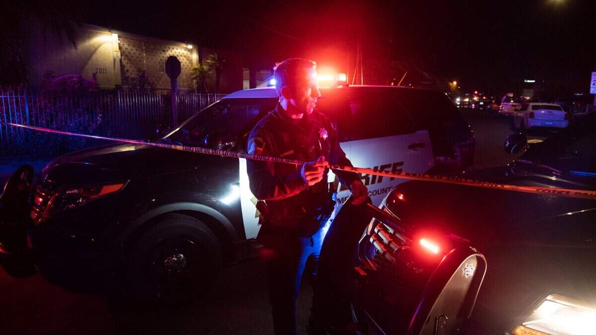Un agente del alguacil investiga un tiroteo en una iglesia cerca de Wyda Way y Ethan Way en Arden Arcade, el lunes 28 de febrero de 2022. Un padre mató a cuatro, disparando a sus tres hijas antes de suicidarse en The Church in Sacramento.