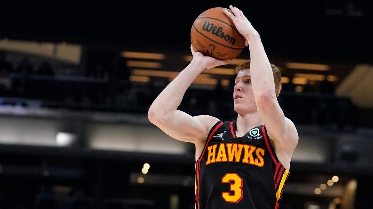 Atlanta Hawks’ Kevin Huerter shoots during the first half of an NBA basketball game against the Indiana Pacers, Monday, March 28, 2022, in Indianapolis. (AP Photo/Darron Cummings)