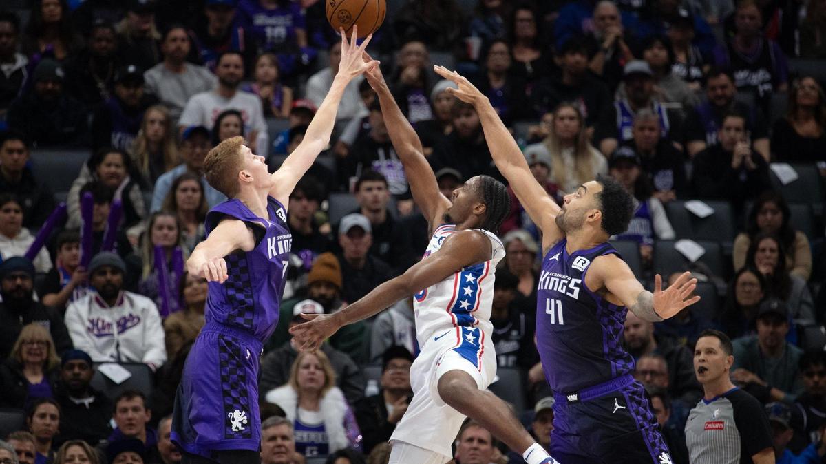 Sacramento Kings guard Kevin Huerter (9) blocks the shot of Philadelphia 76ers guard Tyrese Maxey (0) as forward Trey Lyles (41) helps out on defense in the first half on Wednesday, Jan. 1, 2025 at Golden 1 Center.