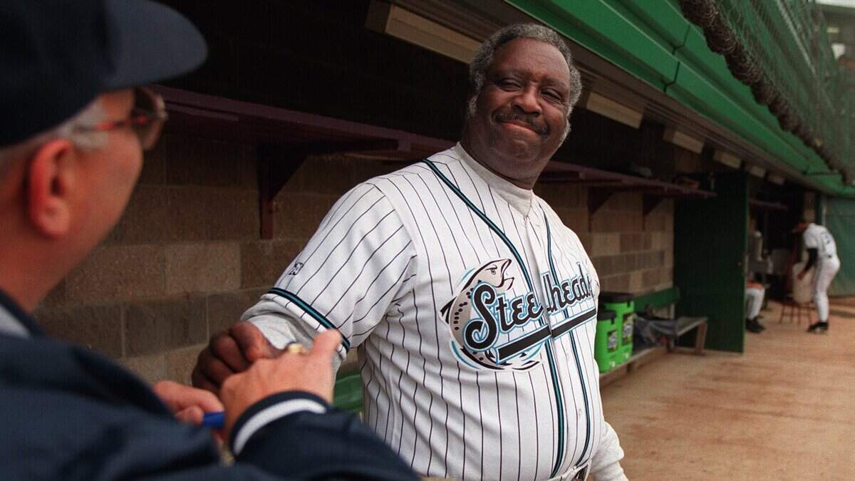 Bob Oliver, who played eight seasons in the majors and was the Sacramento Steelheads manager, greets a fan in 1999. Oliver died at the age of 77.