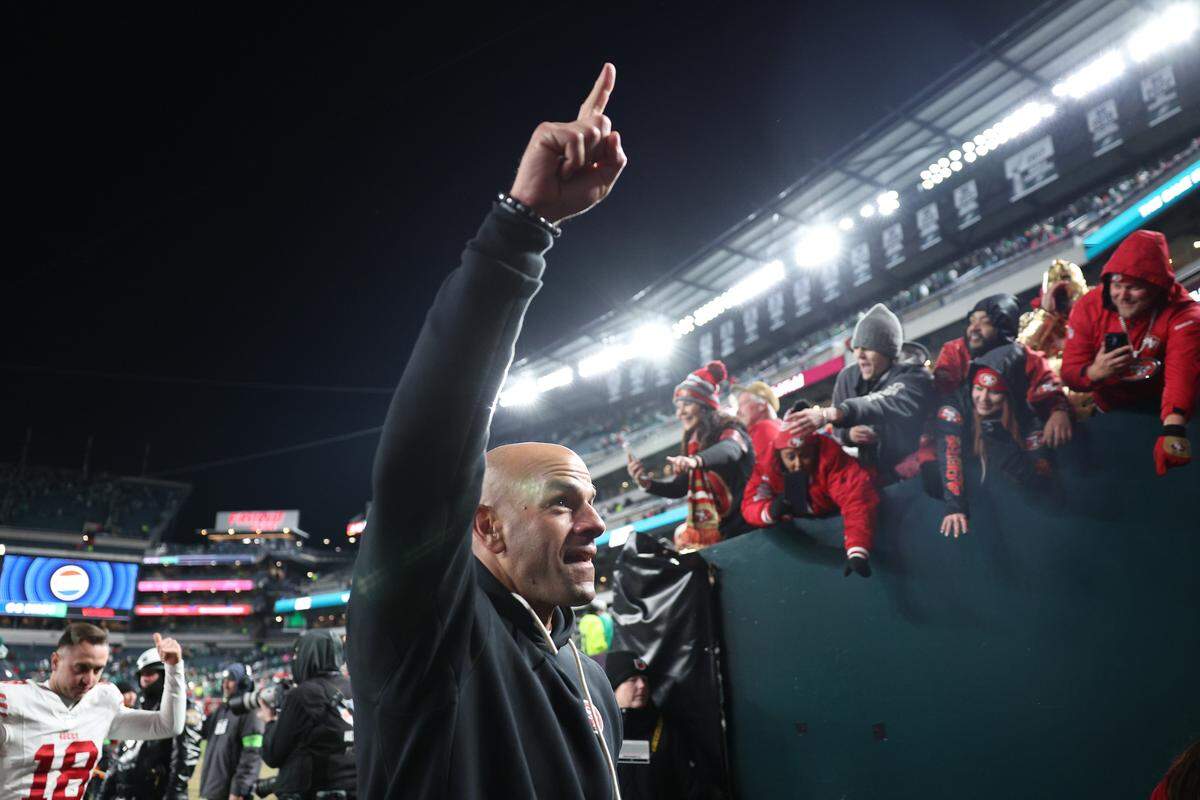 Defensive coordinator Robert Saleh of the San Francisco 49ers celebrates after his team's 23-19 win against the Philadelphia Eagles in the NFC wild card playoff game at Lincoln Financial Field on Jan. 11 in Philadelphia. Saleh has been hired as the next Tennessee Titans head coach.