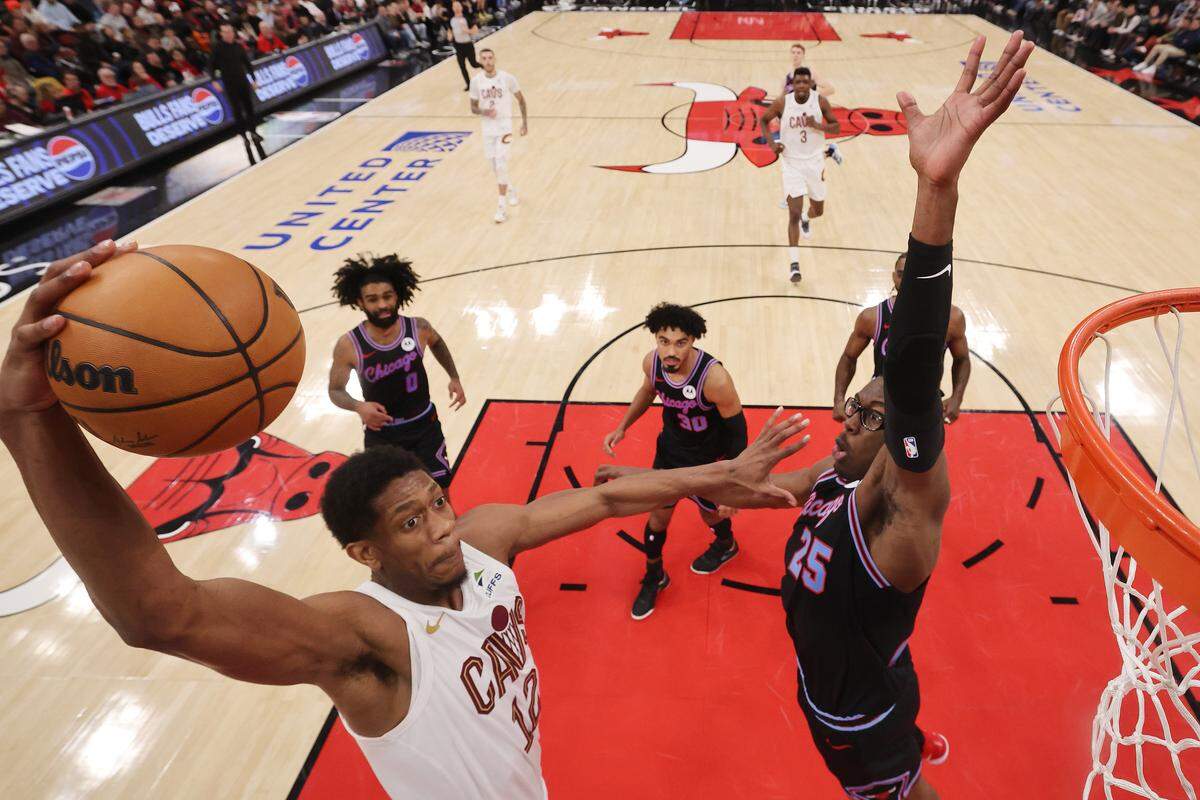 De’Andre Hunter (12) of the Cleveland Cavaliers dunks the ball against Jalen Smith (25) of the Chicago Bulls at the United Center on December 17, 2025 in Chicago, Illinois.