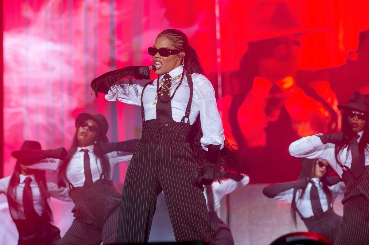 Singer Teyana Taylor performs with her backup dancers on day two of the Sol Blume R&B festival on Sunday, Aug. 20, 2023, at Discovery Park in Sacramento.
