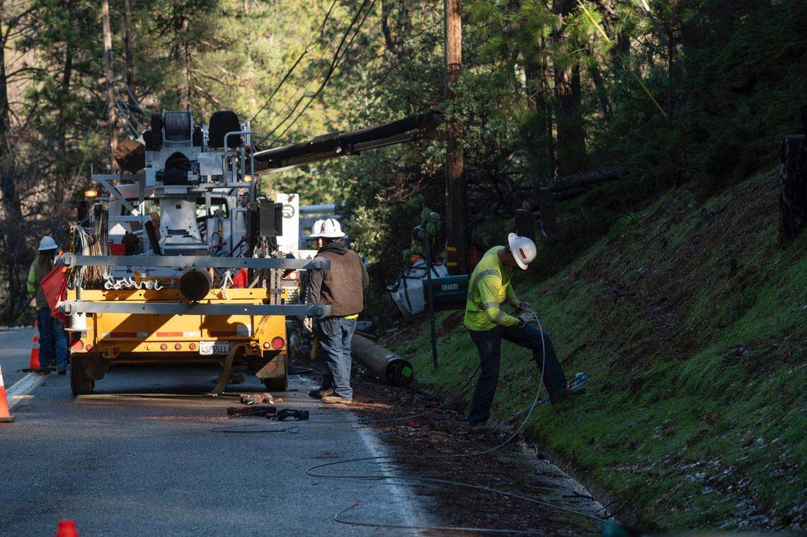 Los contratistas trabajan en un poste de electricidad el jueves 6 de enero de 2022, en Norlene Way en Alta Sierra, ya que más de 7,800 clientes de PG&E en el Condado Nevada siguen sin electricidad más de una semana después de las fuertes tormentas de nieve en la Sierra.