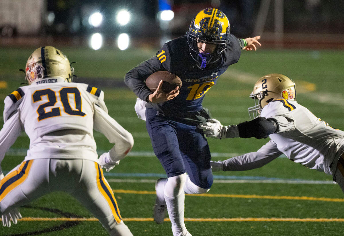 Oak Ridge Trojans receiver Jasen Womack (10) evades the Turlock Bulldogs’ Kaleb Guinn (2) as his team drives down the field for its final score in a Sac-Joaquin Section semifinal playoff game in 2024. 