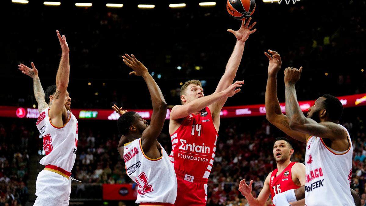 Olympiaco’s Aleklsandar Vezenkov (center) shoots over Moncao defenders during the Euroleague Final Four semifinals on May 19, 2023, in Kaunas, Lithuania.