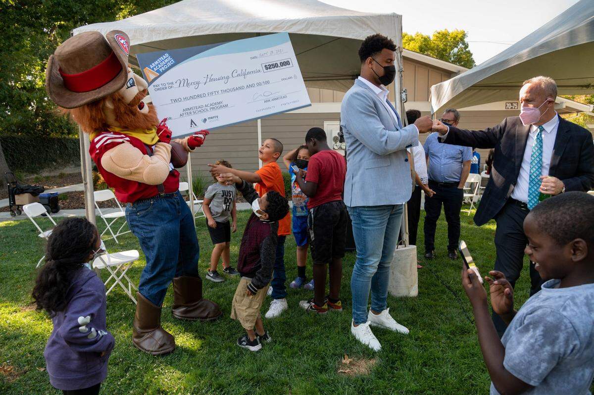 The San Francisco 49ers’ Arik Armstead fist bumps Sacramento Mayor Darrell Steinberg on Tuesday, Sept. 28, 2021, after Armstead announced the launch of the Armstead Academy Project, his new partnership initiative with Mercy Housing California. Armstead presented a $250,000 donation and unveiled plans for a wide range of academic programming for K-12 students in his hometown of Sacramento as well as college trips and enrichment activities for youth in San Francisco.