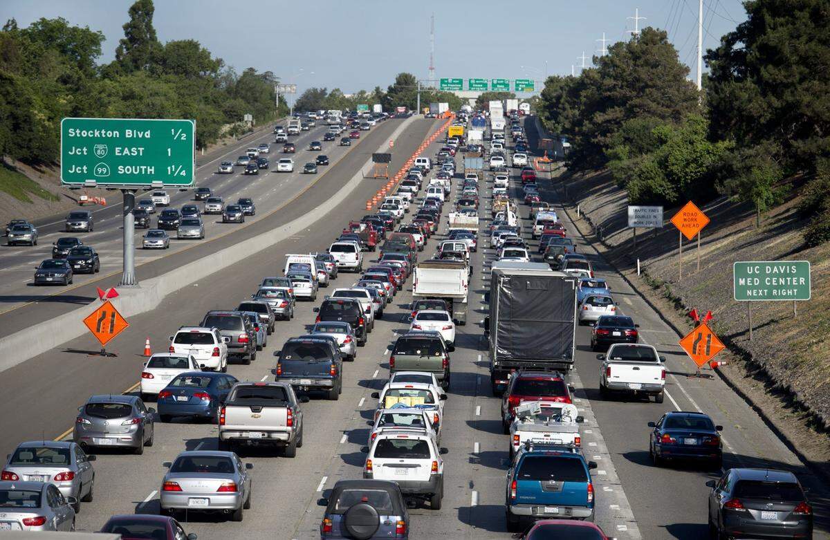 Vehicles back up on westbound Highway 50 in East Sacramento as they made their way through a construction project in 2014.