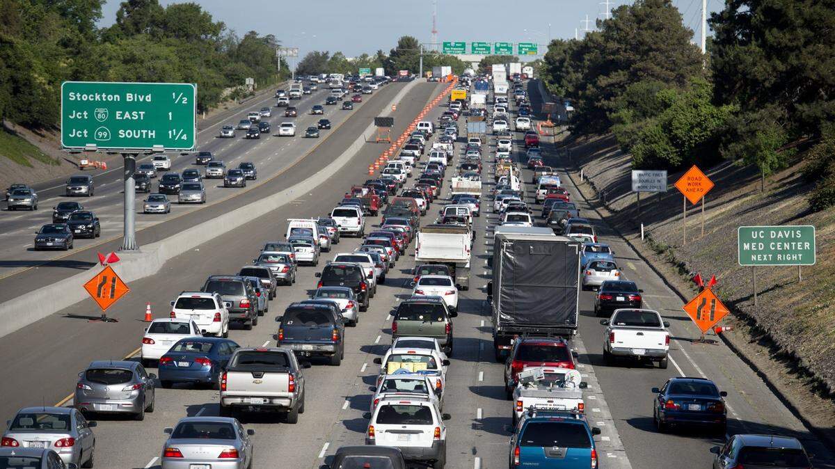 Vehicles back up on westbound Highway 50 in East Sacramento as they made their way through a construction project in 2014.