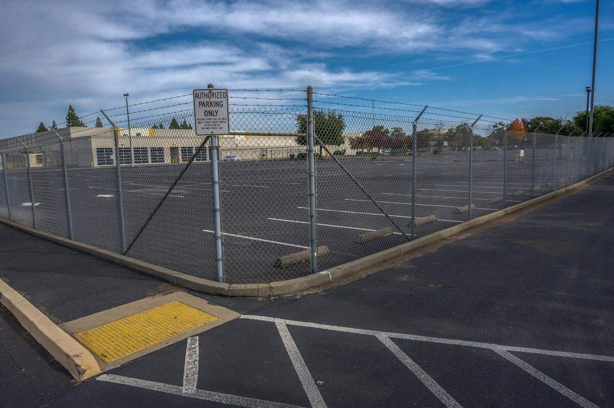 A fence surrounds a parking lot on Winona Way in North Highlands in November that the Sacramento County Supervisors approved $1.3 million to convert into a “Safe Stay” homeless parking lot for 30 people.