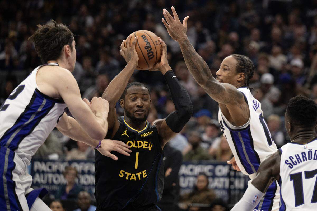 Golden State Warriors forward Jonathan Kuminga (1) cuts through Sacramento Kings guard DeMar DeRozan (10) and  center Maxime Raynaud (42) in the first half on Wednesday, Nov. 5, 2025.