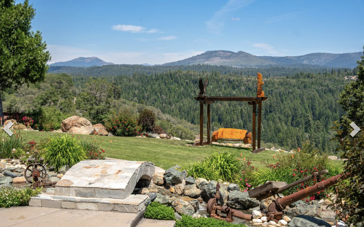A front-row seat on the 10-acre Alta, California, property features views from the Sierra foothills to snow-capped mountain peaks.