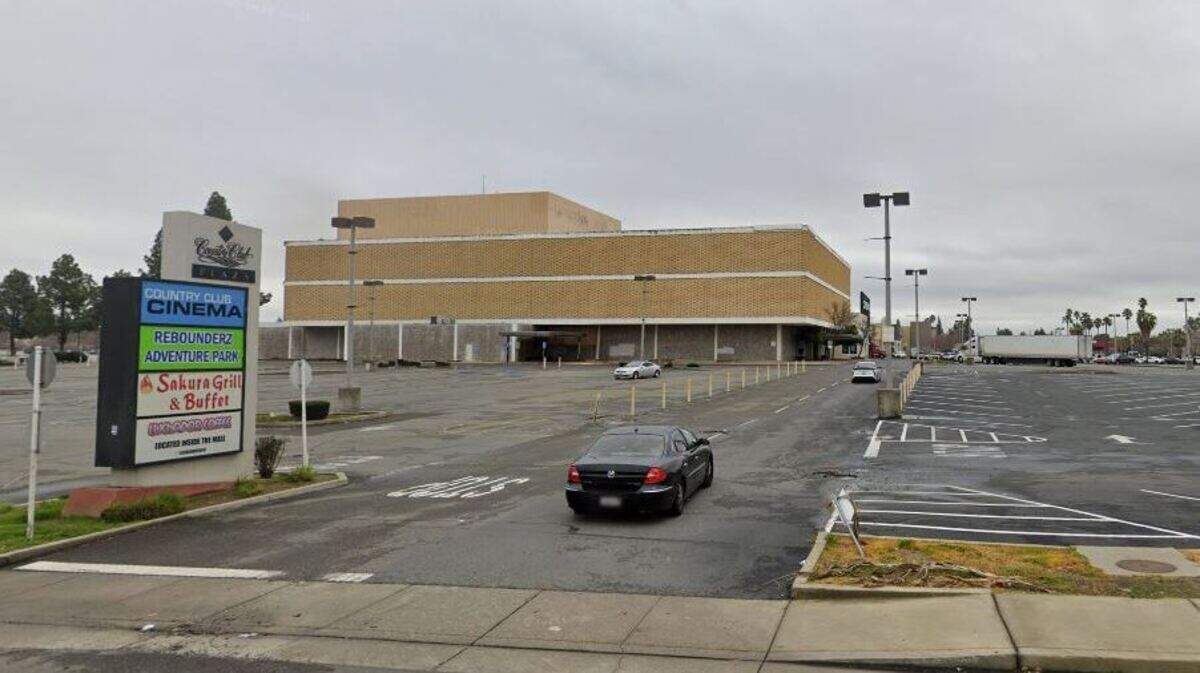 A developer plans to build a 200-unit apartment complex in a parking lot of a former Macy’s store near El Camino and Watt avenues in Arden Arcade.