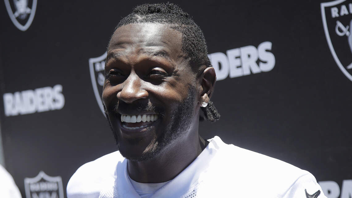 Raiders camp: Antonio Brown returns to practice, but helmet drama continues on Twitter