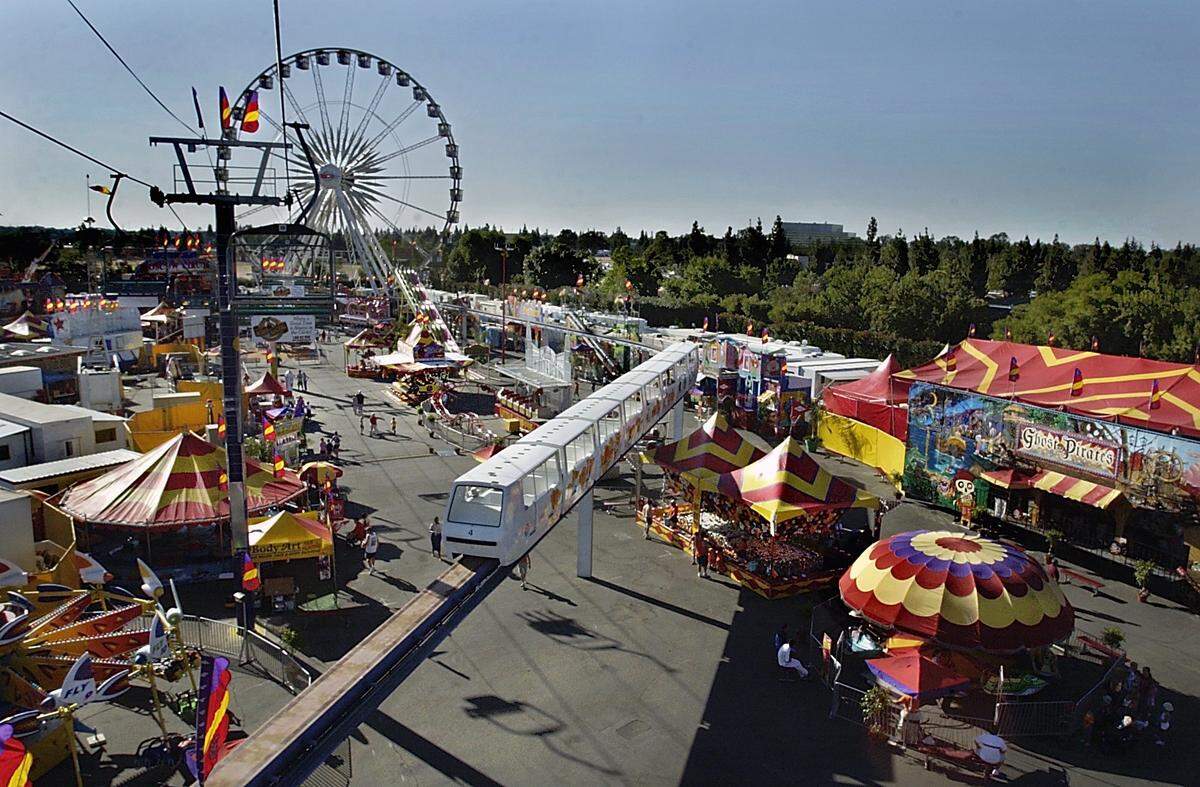 FOR BIZ STORY The California State Fair monorail cuts through the “Magnificent Midway” on the grounds of at the fair, Wednesday, August 20, 2003. Manny Crisostomo / Sacramento Bee.