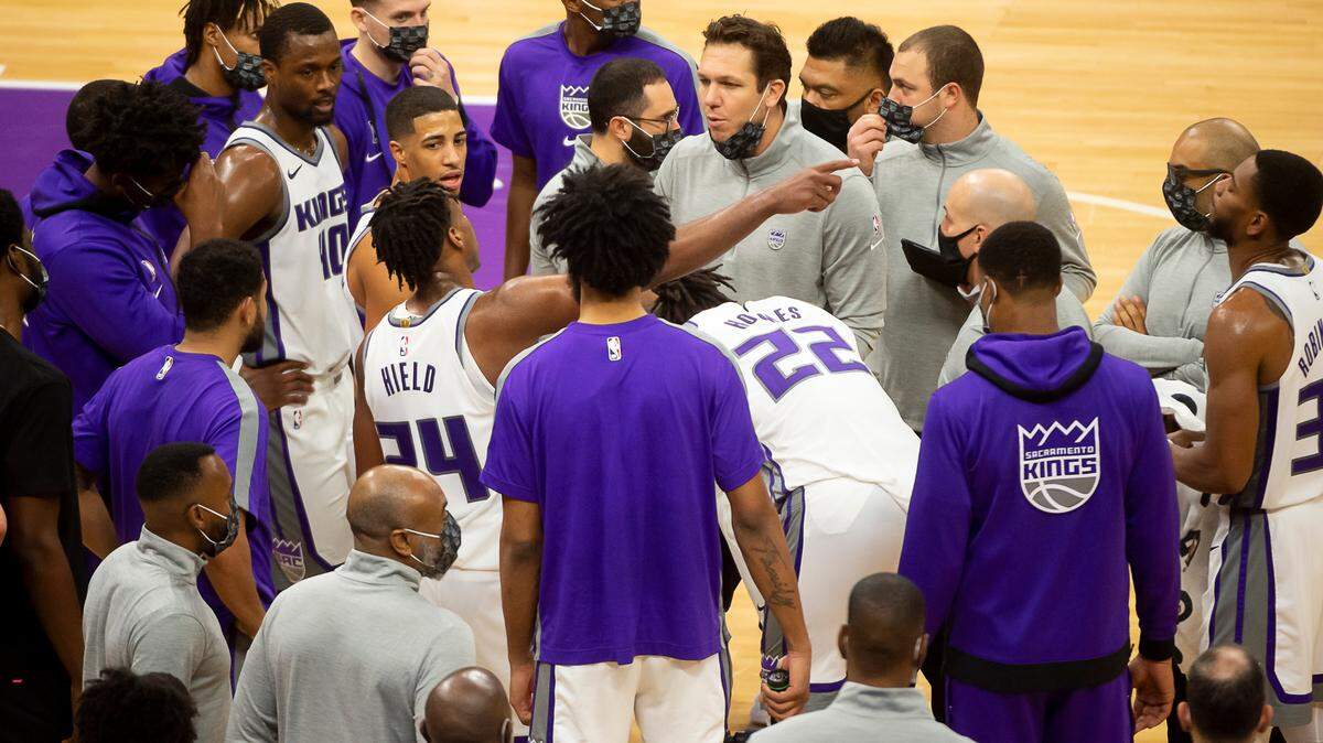 Sacramento Kings coach Luke Walton talks to players during a timeout late in the fourth quarter against the Chicago Bulls during a game at the Golden 1 Center on Wednesday, Jan 6, 2021 in Sacramento.